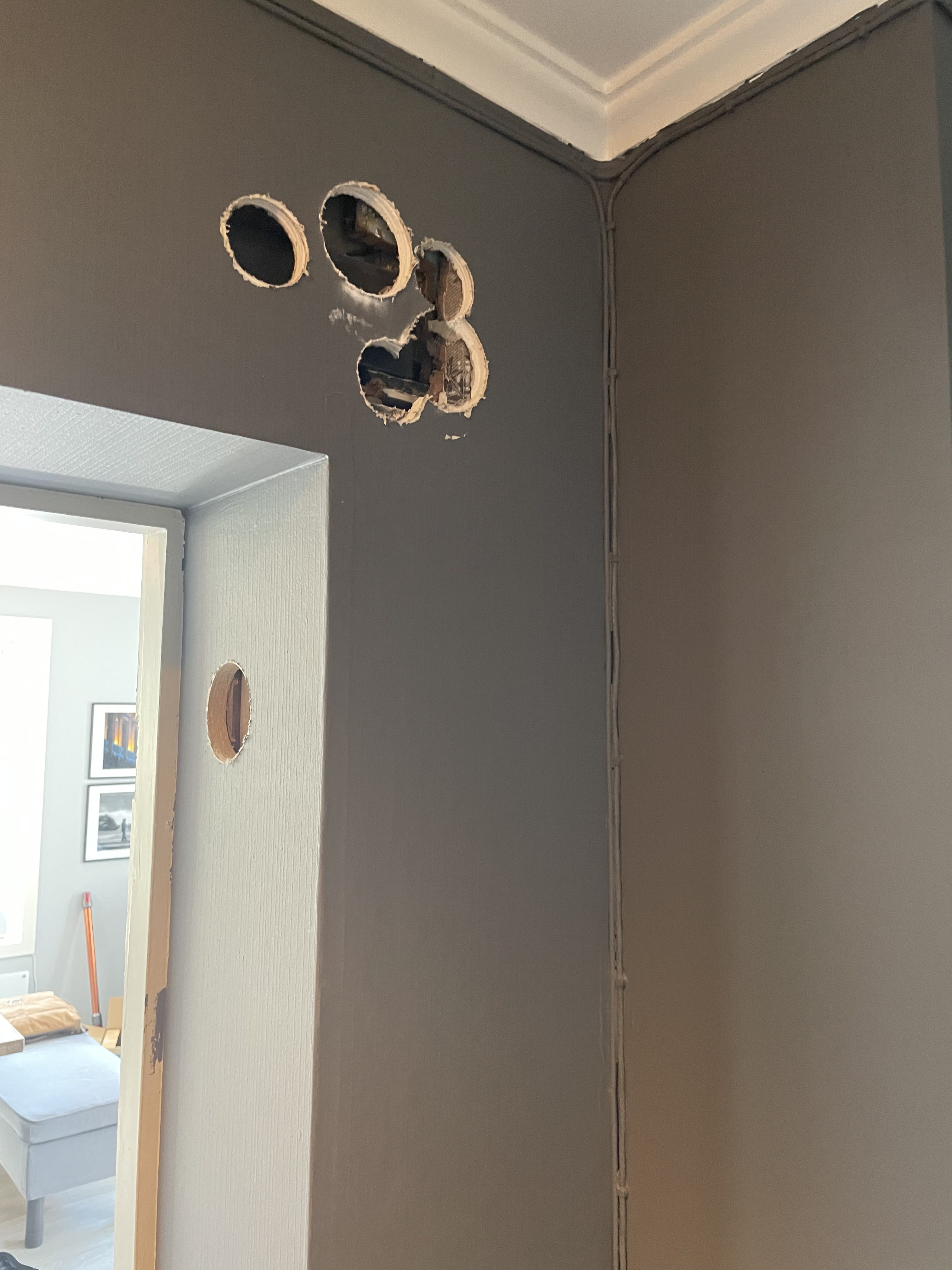 Før: Reparert vegg med hull