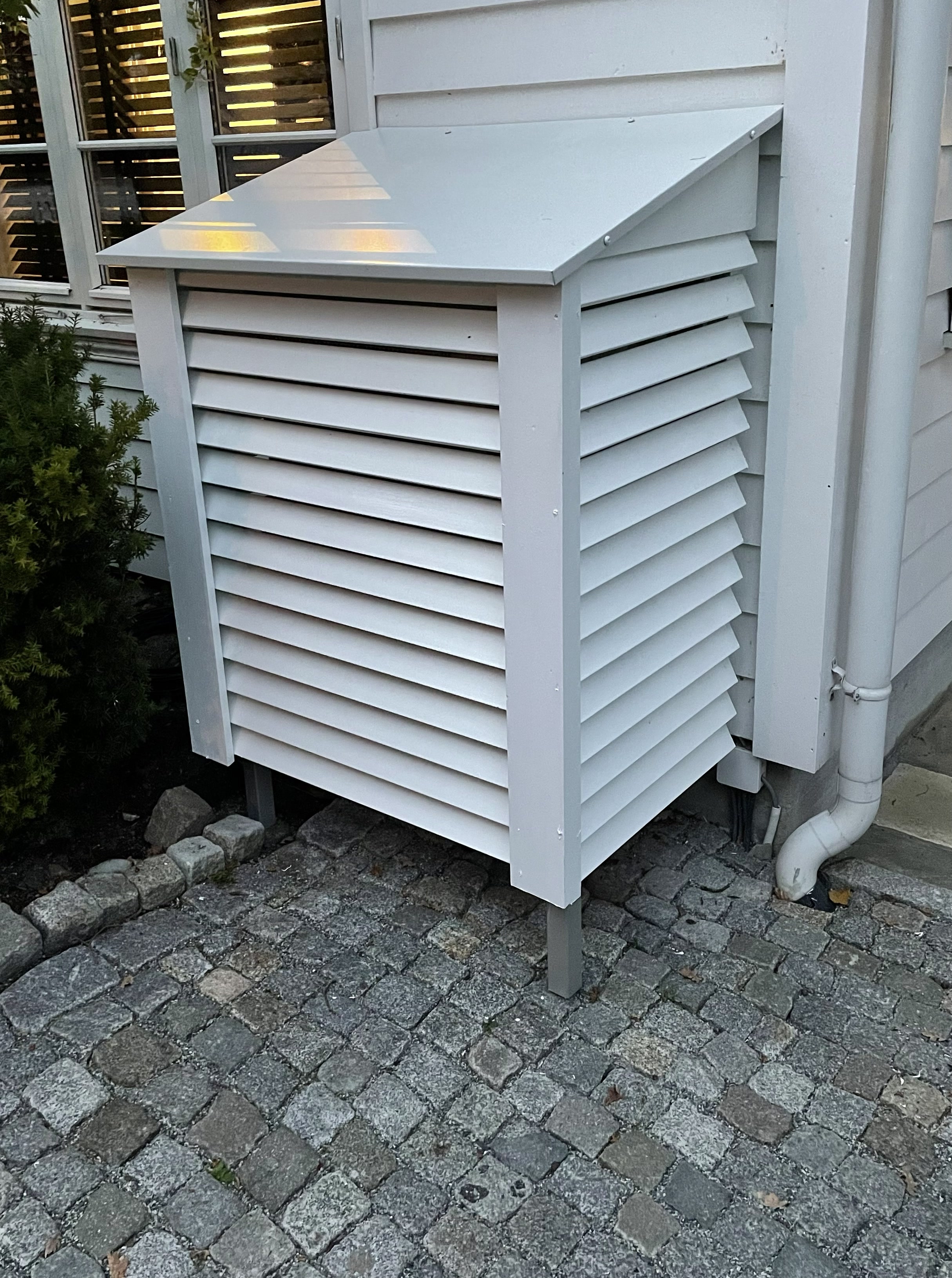 Etter: Varmepumpehus med hengsler/luker
